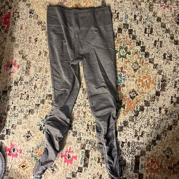 Fabletics scrunch leg leggings L - Picture 2 of 2